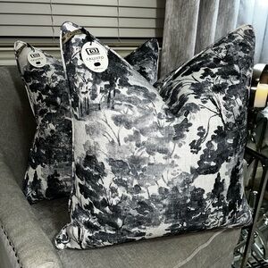 1-NWT CALLISTO HOME VELVET FLORAL DESIGN DECORATIVE PILLOW